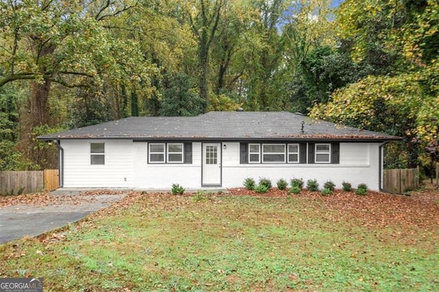 ranch-style home featuring a front lawn