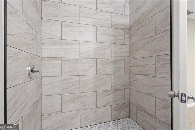 bathroom featuring tiled shower