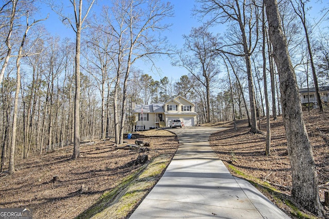 view of front facade featuring a garage and driveway