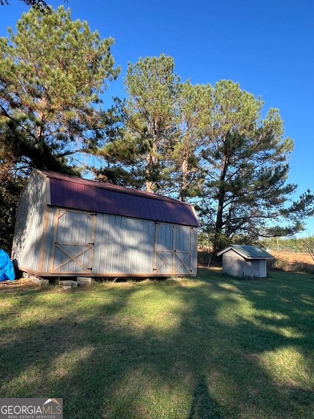 view of yard with a storage shed