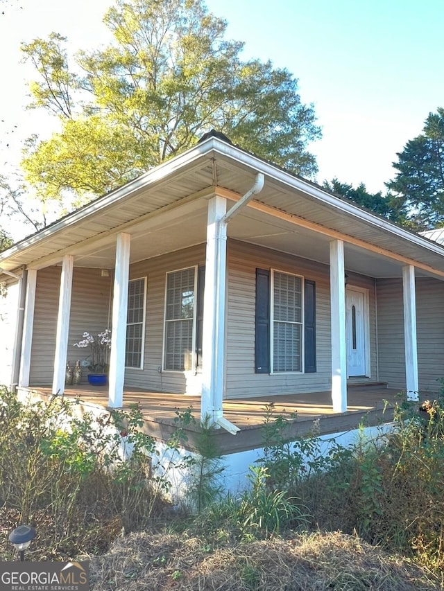 entrance to property featuring covered porch