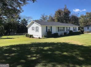 view of front of home featuring a front yard