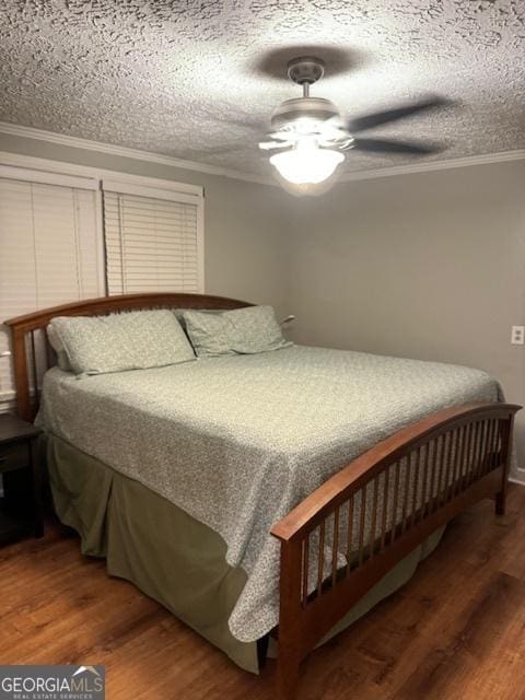 bedroom featuring hardwood / wood-style floors, a textured ceiling, ceiling fan, and crown molding