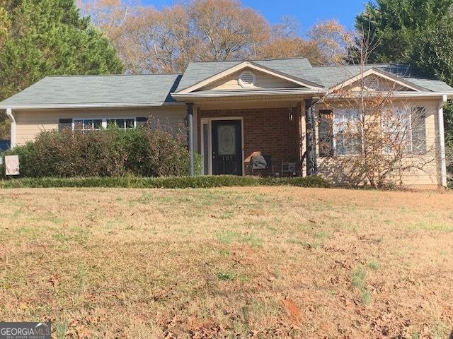 single story home with a front yard