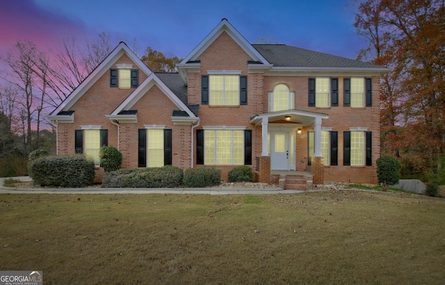 view of front facade featuring a yard