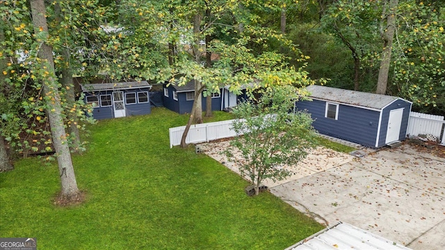 view of yard featuring an outdoor structure