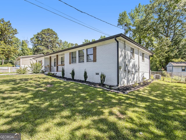 view of front facade featuring a front lawn