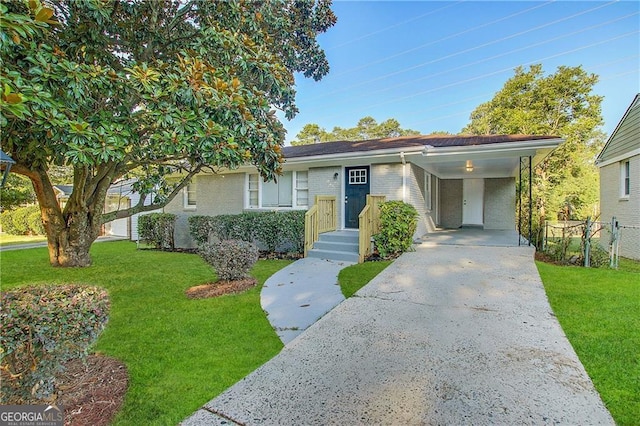 view of front of property featuring a front yard and a carport