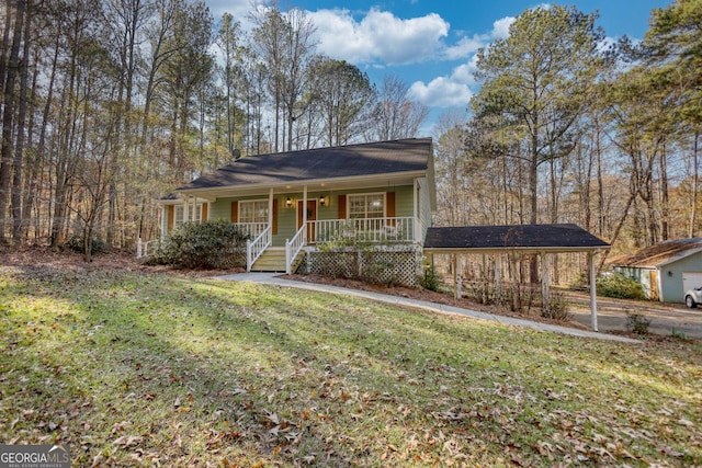 view of front of property featuring a porch, a carport, and a front lawn