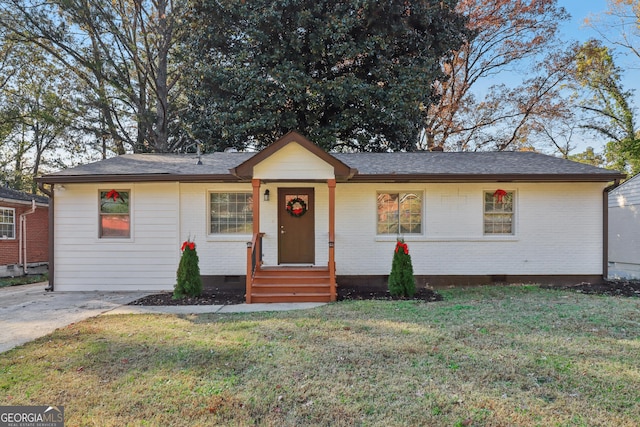 ranch-style home featuring a front yard