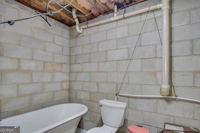 bathroom featuring a bathtub and toilet