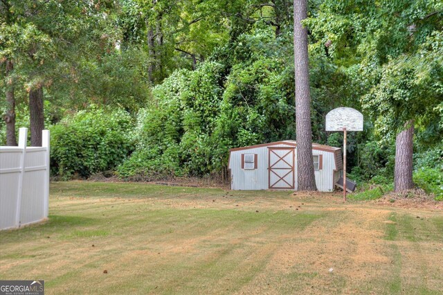 view of yard featuring a storage unit