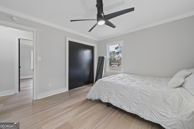 bedroom featuring ceiling fan, light hardwood / wood-style floors, and ornamental molding