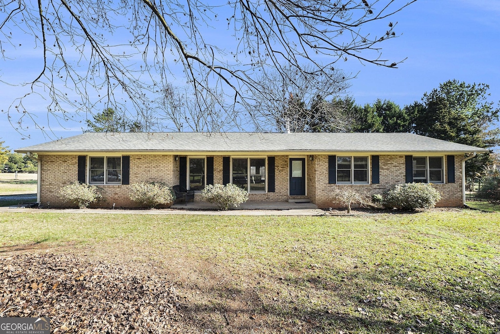 single story home with a front yard