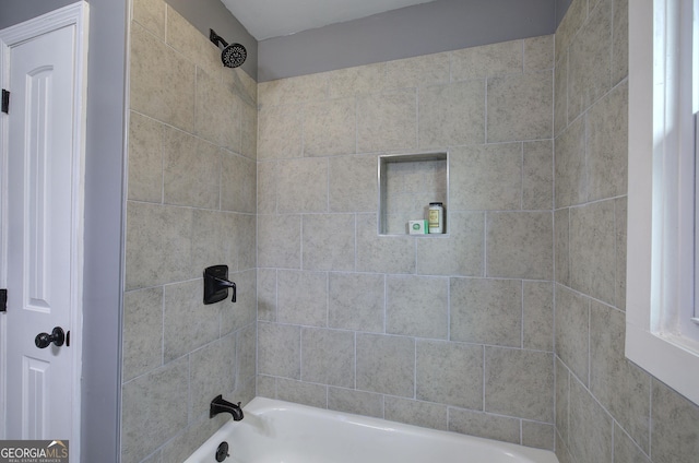 bathroom featuring tiled shower / bath