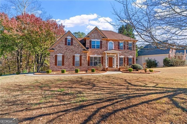 view of front of property featuring a front lawn