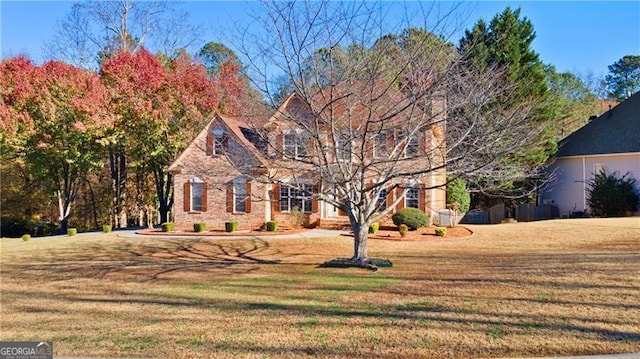 view of front of property featuring a front lawn