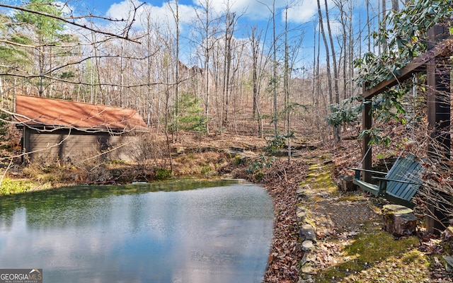 view of yard featuring a water view