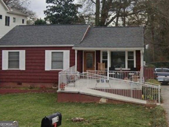 view of front of property with a front yard