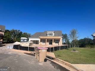 view of front of home featuring a front yard