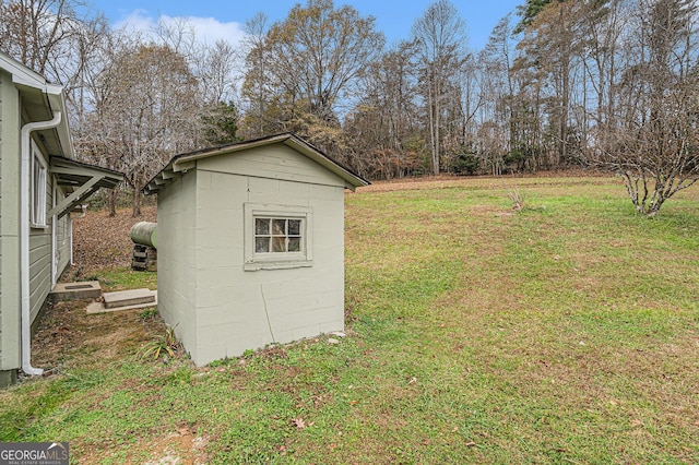 view of outdoor structure with a yard