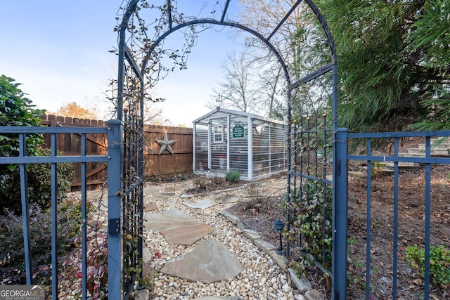 view of yard with an outbuilding