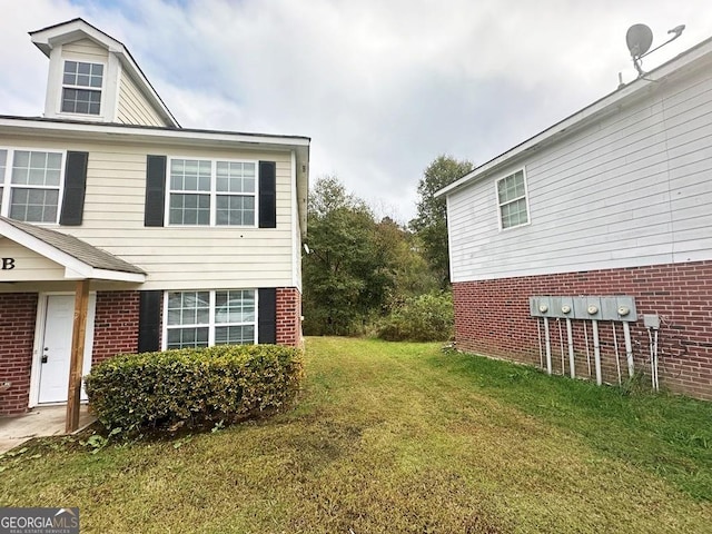 view of side of property featuring a yard