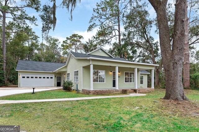 view of front of house featuring a porch and a front yard