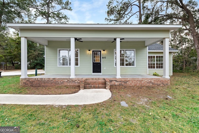 view of front of property featuring ceiling fan, a porch, and a front yard