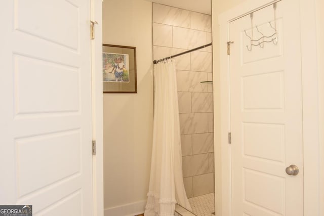 bathroom featuring curtained shower