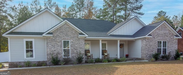 view of front of house featuring covered porch and a front yard