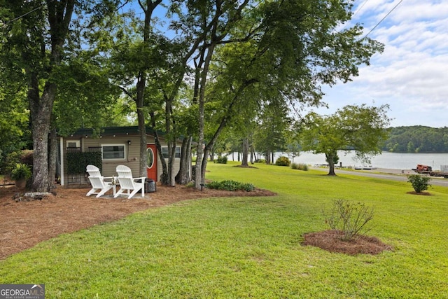 view of yard featuring a water view