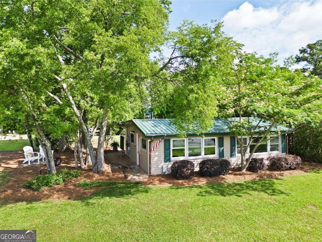 view of front facade featuring a front yard