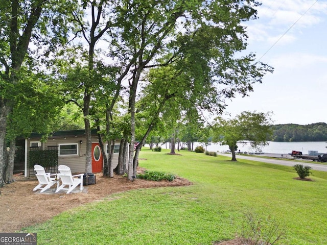 view of yard featuring a water view