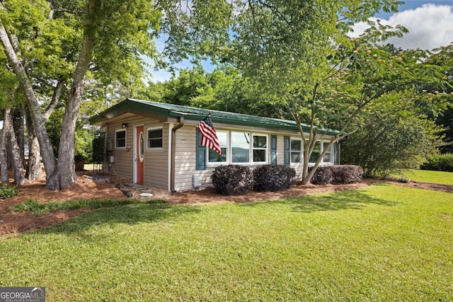 ranch-style house featuring a front yard