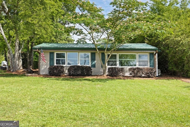 view of front of property with a front lawn