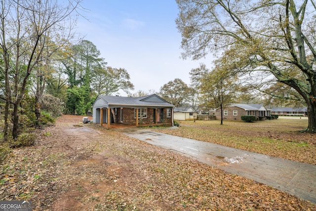 view of front facade featuring a front lawn