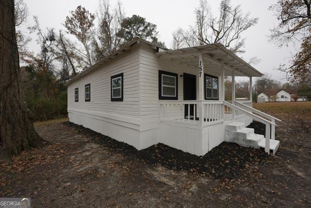 view of front of property featuring a porch