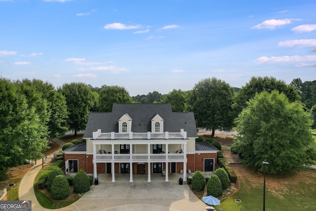 view of front of property featuring a balcony