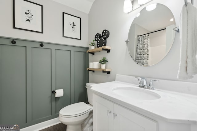 bathroom with a shower with curtain, vanity, and toilet