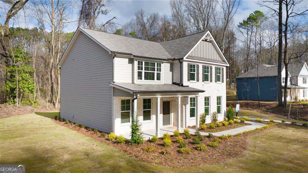 view of front facade with covered porch and a front yard