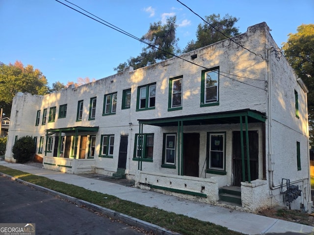 view of front of property featuring covered porch