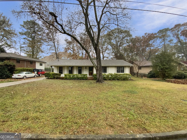 single story home with a front yard