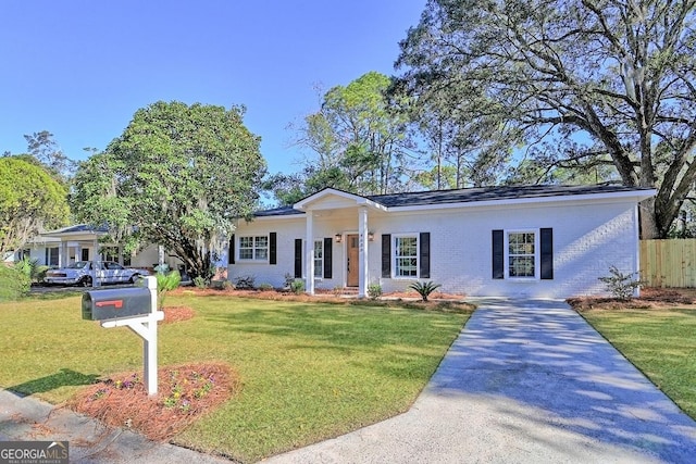 ranch-style house featuring a front yard