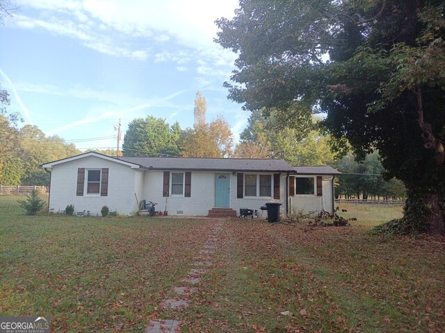 single story home with a front yard