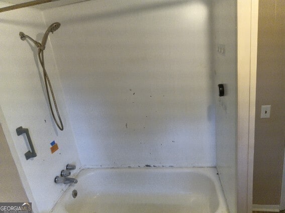 full bath with tub / shower combination