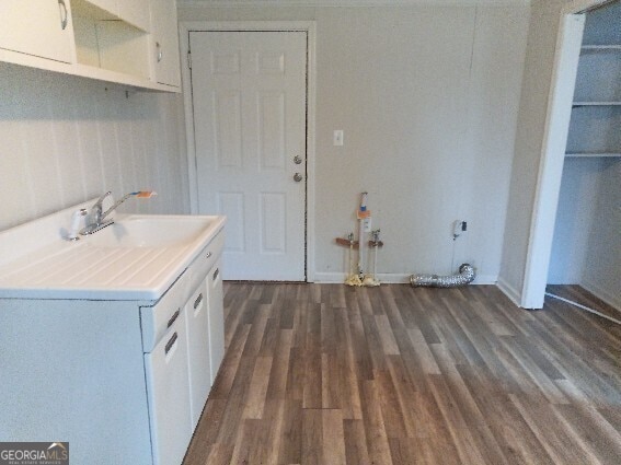 washroom with dark wood-style floors and a sink