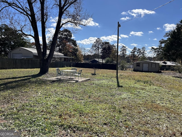 view of yard featuring a storage unit