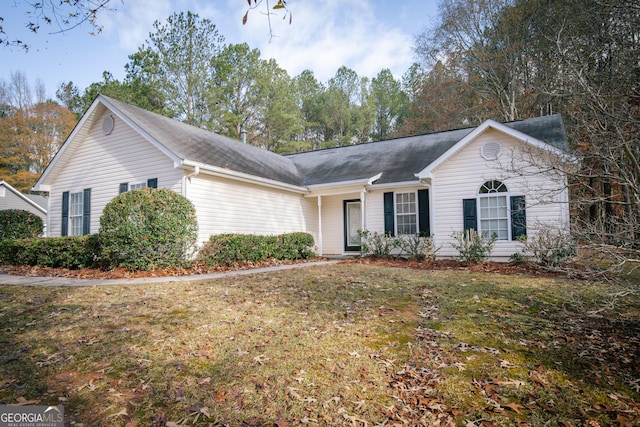 ranch-style home featuring a front lawn