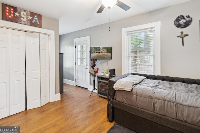 bedroom with hardwood / wood-style flooring, ceiling fan, and a closet